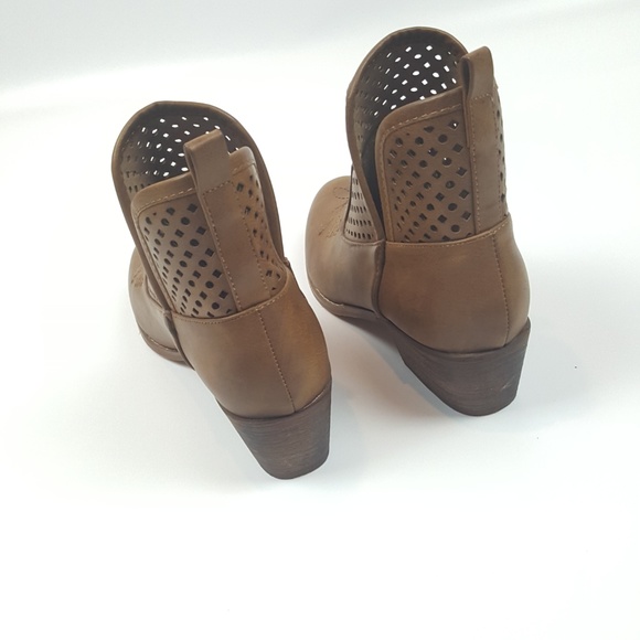 Laser Cut Booties {Yoki} - Picture 4 of 6